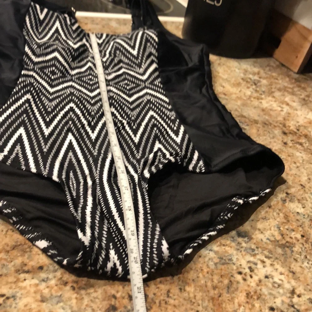 NWOT Black & White Women’s  Size 8 Swimsuit w/adj straps & removable bra pads.